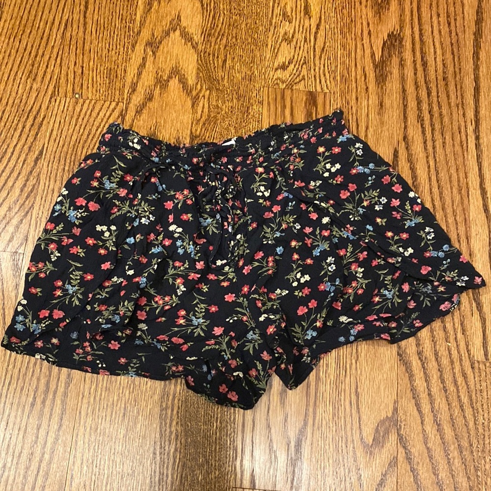 Women’s American Eagle Outfitters black floral shorts in size S